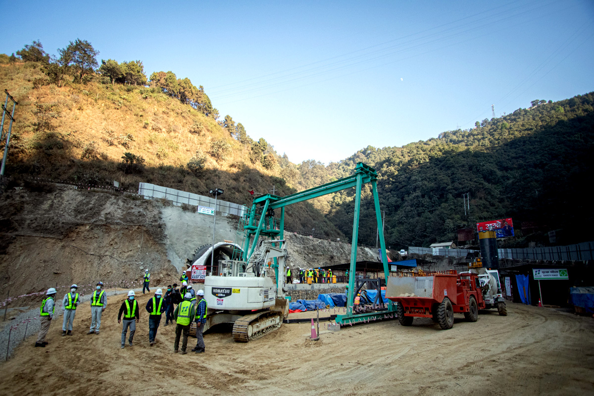 दुर्घटनापछि नागढुंगा नौबिसे सुरुङमार्गको काम ठप्प, प्रहरीको सहयोग नभएको आयोजनाको गुनासो